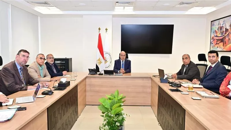  وزير الري يتابع دراسة استخدام تكنولوجيا ضخ الرمال من داخل البحر لحماية الشواطئ لمواجهة التغيرات المناخية