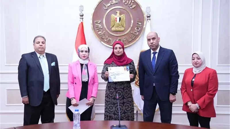 وزير العمل يسلم سيدات معيلات معدات لبدء مشروعاتهن