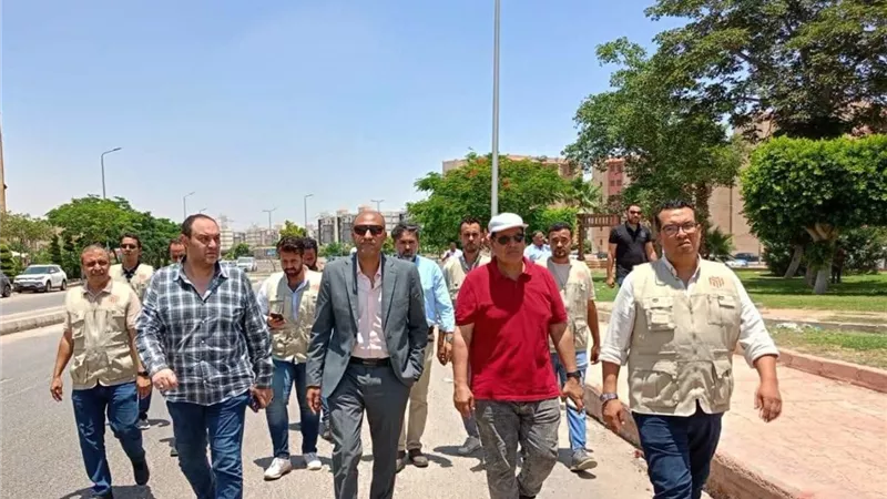 رئيس جهاز الشروق يتابع يتابع أعمال تطوير الطرق بالمدينة 