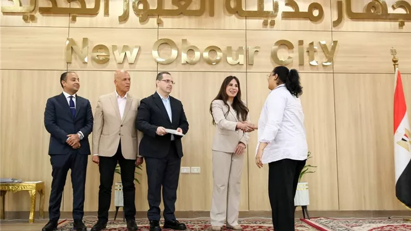 وزيرة الإسكان تسلم عقود توفيق أوضاع الأراضي المضافة بمدينتي العبور الجديدة والشروق