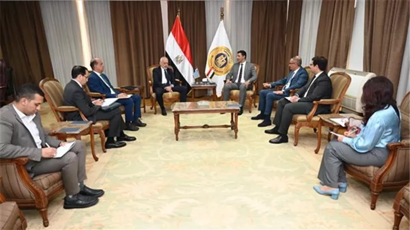 وزير الصناعة يبحث مع سفير اليونان لدى مصر فرص تعزيز الشراكة الصناعية بين البلدين