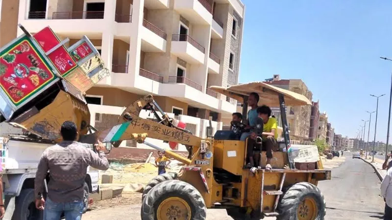 حملة مكبرة لإزالة الإشغالات والباعة الجائلين ببيت الوطن بالقاهرة الجديدة 