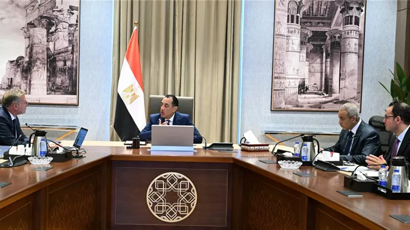 رئيس الوزراء يتابع عددًا من ملفات العمل المشتركة بين وزارتي الطيران المدني والبترول