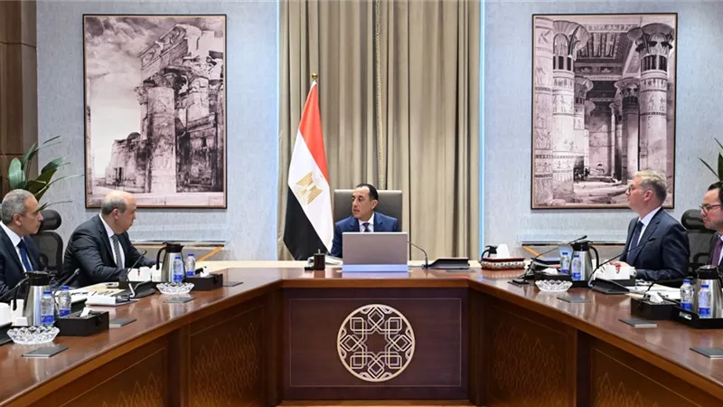 رئيس الوزراء يتابع مع وزير البترول عدداً من ملفات العمل