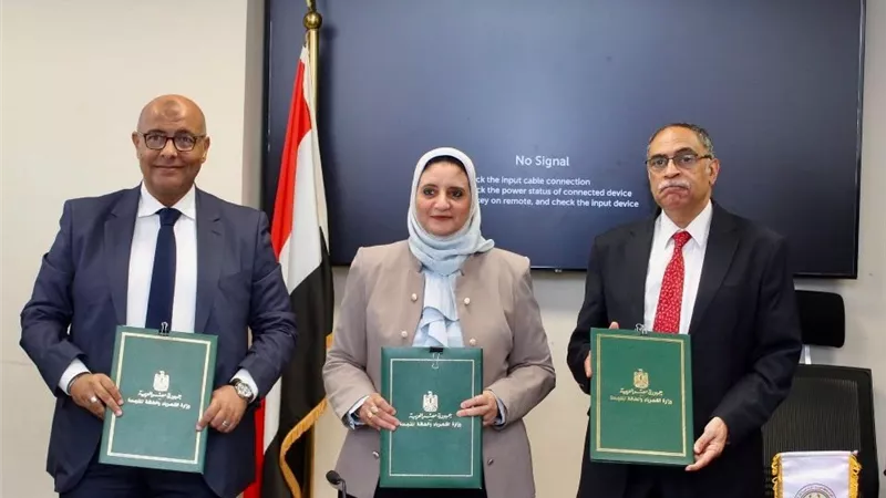 نقل الكهرباء توقع عقد إنشاء خط جهد 220 كيلوفولت لاستيعاب 1100 ميجاوات من مشروعات طاقة الرياح 