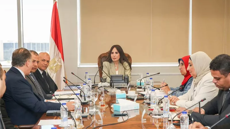 وزيرة الإسكان تبحث مع مسؤولي شركة BAMAG الألمانية تعزيز التعاون في مشروعات مياه الشرب