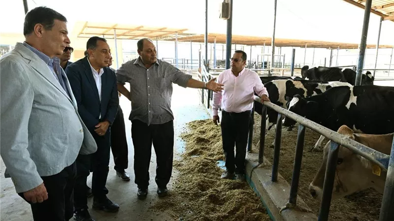 رئيس الوزراء يتفقد محطة الإنتاج الحيواني وتصنيع الألبان التابعة لوزارة الزراعة