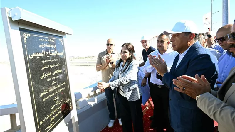 رئيس الوزراء يفتتح كوبري C19 لتعزيز شبكة الطرق وربط مناطق العلمين الجديدة 