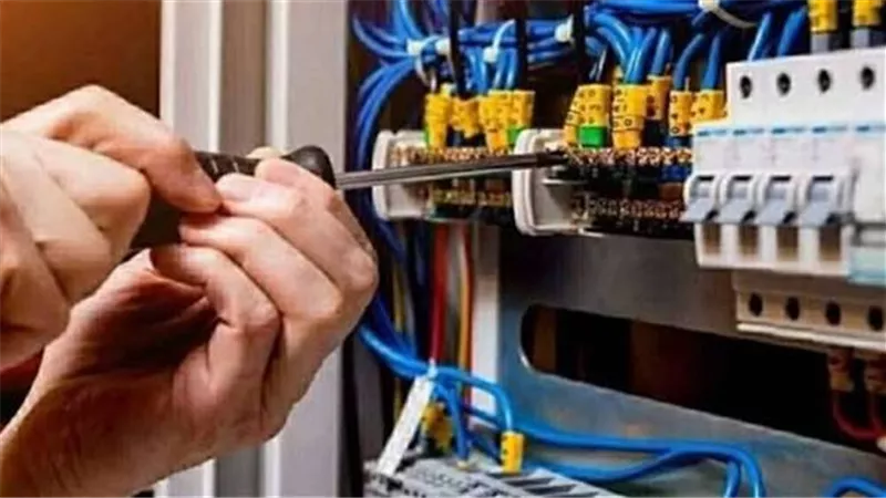 الكهرباء تتيح الاستعلام عن محاضر سرقة التيار وسدادها إلكترونيًا دون زيارة الشركات