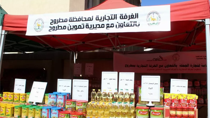 إقبال كبير على سوق اليوم الواحد بمطروح لتوفير السلع بأسعار مناسبة للمواطنين