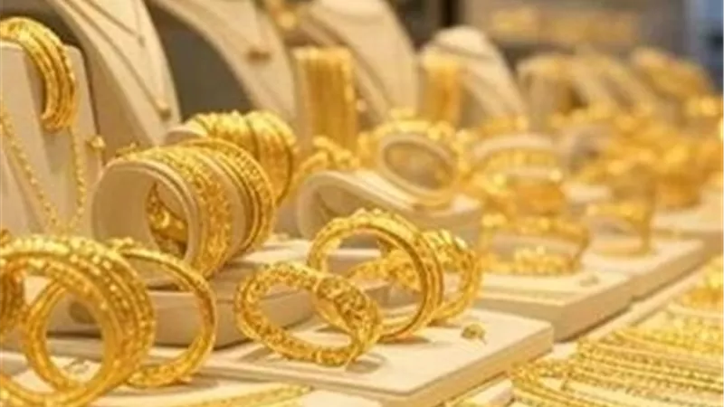 الذهب يتراجع عالميًا والدولار يحمي الأسعار المحلية من هبوط أكبر في مصر 