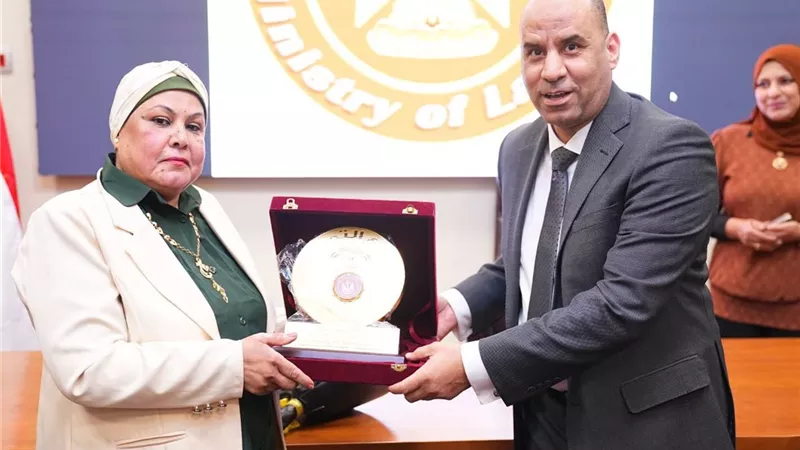 وزير العمل يكرم نوره حافظ لبلوغها سن التقاعد ويشيد بعطائها في خدمة الوزارة