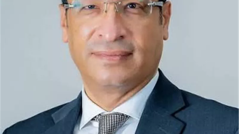 وزير الاتصالات يستعرض أمام الرئيس السيسي إجراءات حماية الأطفال من مخاطر منصات التواصل