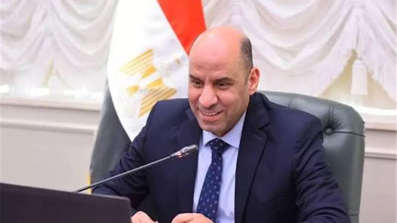 وزير العمل يُسلِّم عقود عمل جديدة لفنيي الصيانة الميكانيكية والكهربائية للعمل في شركات لبنانية