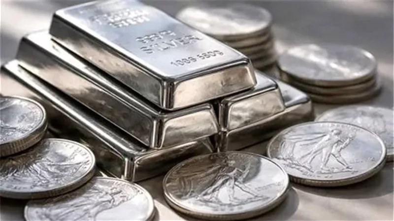 الفضة تخسر 7% عالميًا خلال أسبوع.. وارتفاع الدولار والعلاوة السعرية يحدان من تراجعها في مصر