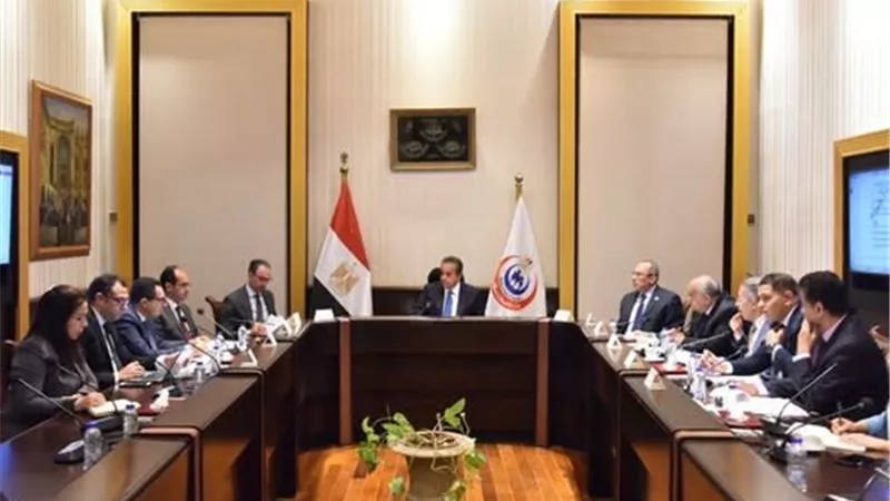وزير الصحة يناقش شروط تجديد ترخيص مزاولة مهنة الطب كل 5 سنوات