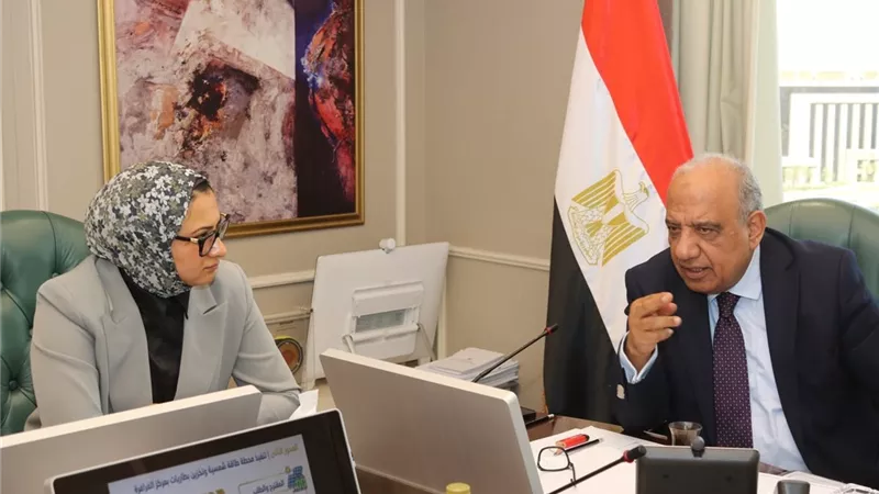     وزير الكهرباء ومحافظ الوادي الجديد يبحثان التوسع في مشروعات الطاقة الشمسية وتعزيز شبكة الكهرباء 