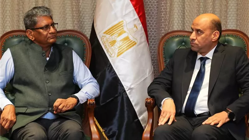 وزير العمل يبحث مع السفير الهندي تعزيز التعاون بالتدريب والتشغيل وجذب الاستثمارات المشتركة 