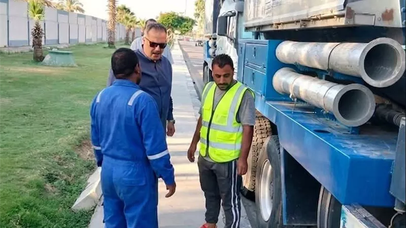 رئيس مياه القناة يتابع رفع كفاءة سيارات الصرف لتعزيز الجاهزية التشغيلية والخدمات 