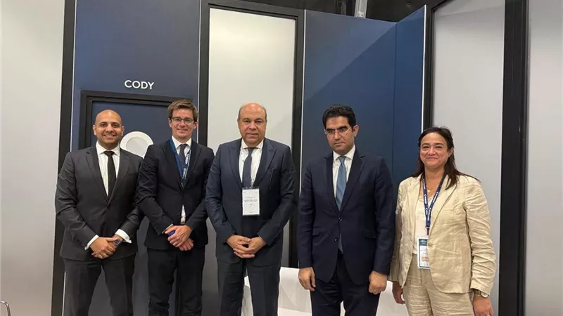 وزير الطيران يبحث مع بريطانيا جذب الاستثمارات وتعزيز الشراكات بقطاع الطيران المدني 