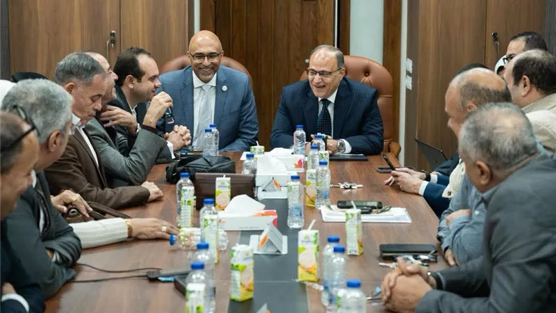 رئيس هيئة الدواء يبحث مع نقابات الصيادلة دعم استقرار السوق وتعزيز الشراكة الدوائية 