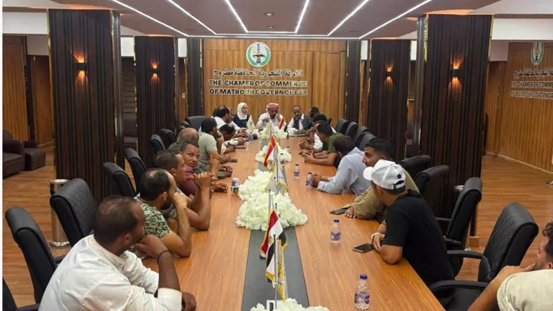 الغرفة التجارية بمطروح تبحث مع التجار آليات نقل سوق الخردة للموقع الجديد
