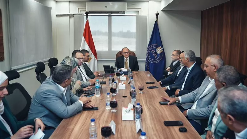 رئيس هيئة الدواء يبحث مع كبرى شركات التوزيع آليات تأمين إمدادات الدواء واستقرار السوق