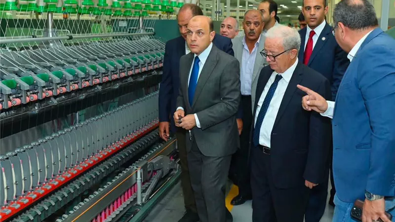 حسين عيسى يتفقد مصانع غزل المحلة الجديدة ويؤكد تعزيز الإنتاج والصادرات الوطنية المصرية