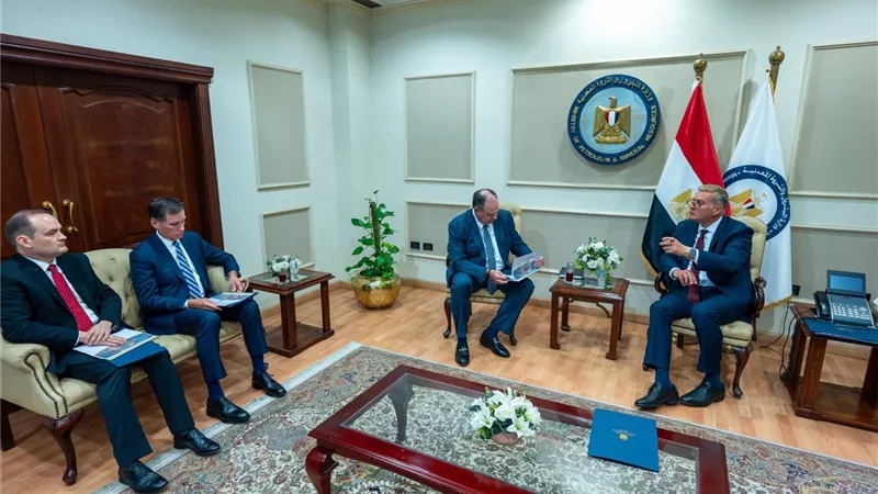 وزير البترول يبحث مع الرئيس التنفيذي لشركة أباتشي العالمية التعاون في خطط الاستكشاف والإنتاج بالصحراء الغربية
