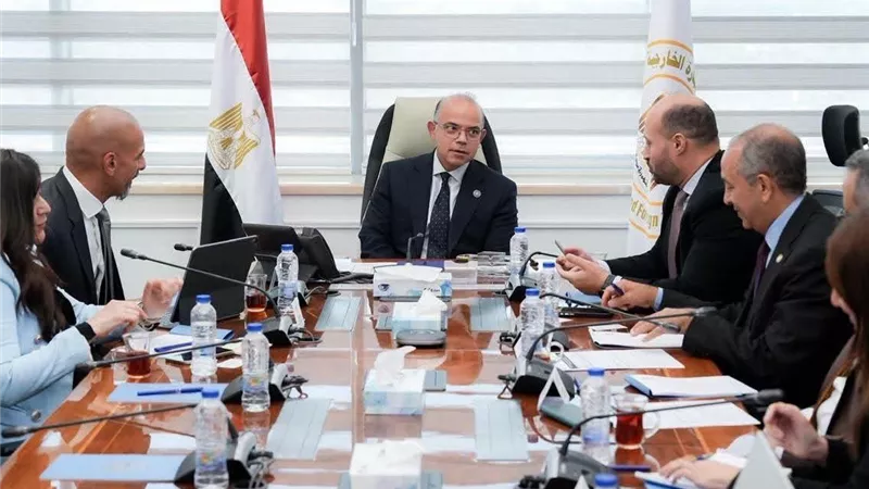 وزير الاستثمار يبحث مع أمازون مصر خطط التوسع ودعم التجارة الإلكترونية 