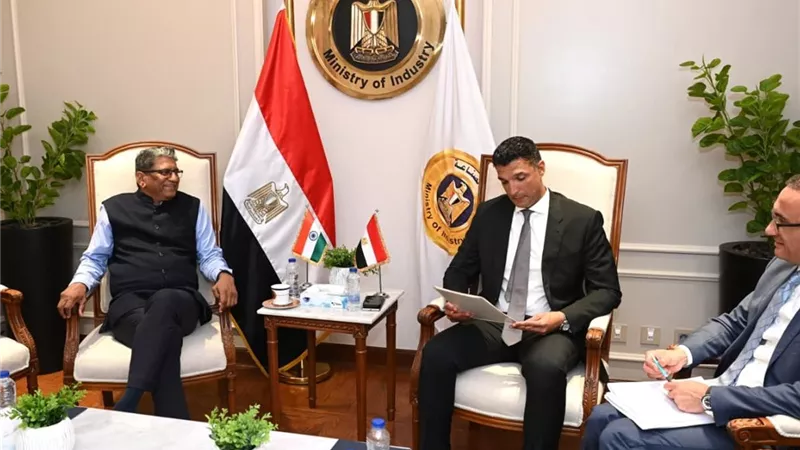 وزير الصناعة يبحث مع سفير الهند تعزيز التعاون الصناعي وجذب استثمارات جديدة لمصر