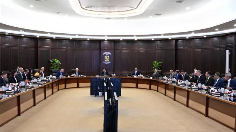 قرارات جديدة من الحكومة.. استمرار العمل من المنزل وتخفيضات للطلاب في مصروفات النقل