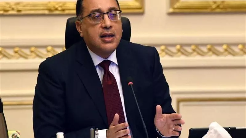 مدبولي: فصل السفينتين وتحريك سفينة التخزين لتأمين ميناء دمياط بالكامل