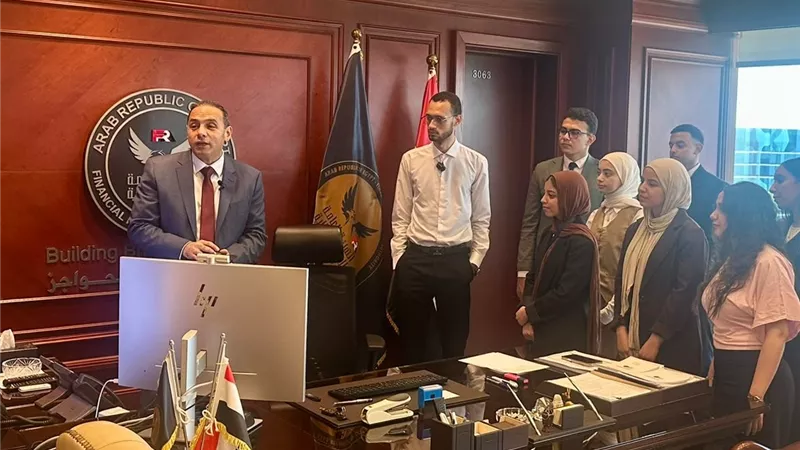 رئيس الرقابة المالية يلتقي طلاب التدريب الصيفي.. ويكشف تطورات «الشورت سيلينج» والمشتقات المالية