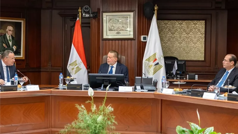 محافظ البنك المركزي يبحث مع وزير التعليم العالي مستجدات 