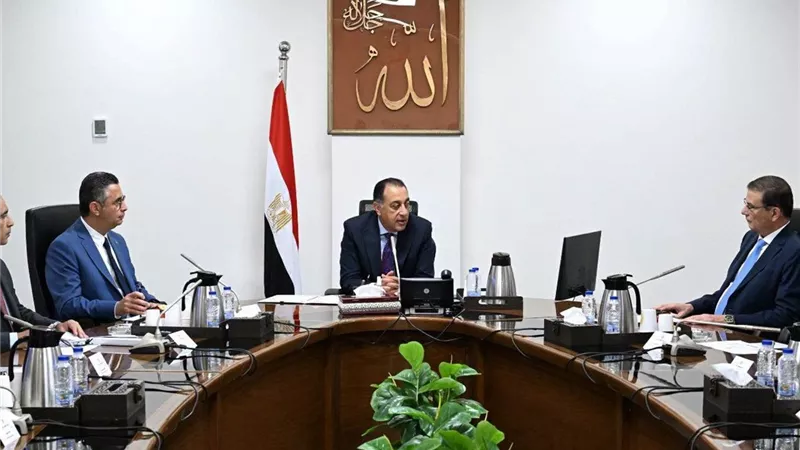 رئيس الوزراء يتابع جهود توافر المخزون الاستراتيجي من السلع والمنتجات الأساسية