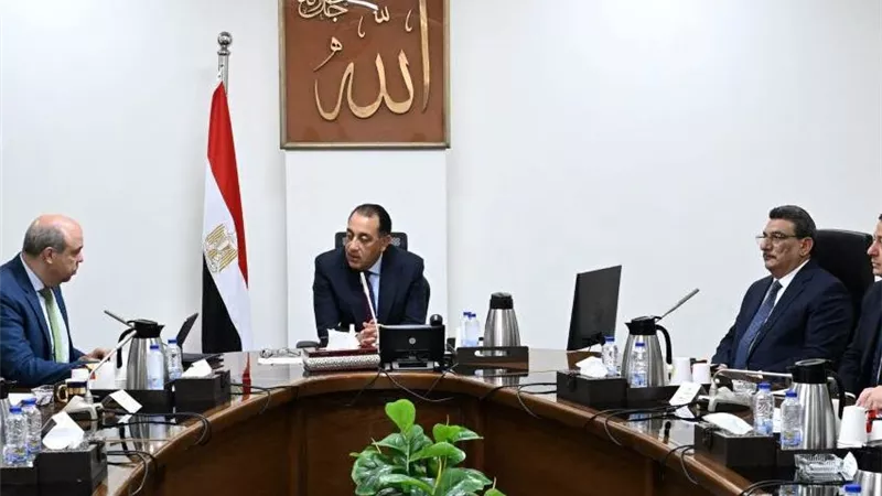 رئيس الوزراء يستعرض الموقف التنفيذي لمشروع مبني الركاب 4 بمطار القاهرة الدولي