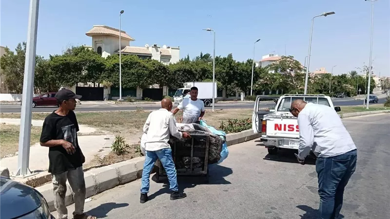 حملة مكبرة لرفع الإشغالات وإعادة الانضباط بالشوارع والمحاور الرئيسية بالعبور 