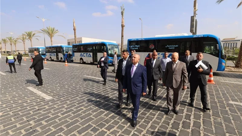 وزير النقل يدشن 10 ميني باصات جديدة لربط مدينتي حدائق العاصمة وزهرة العاصمة بمحطة القطار الكهربائي