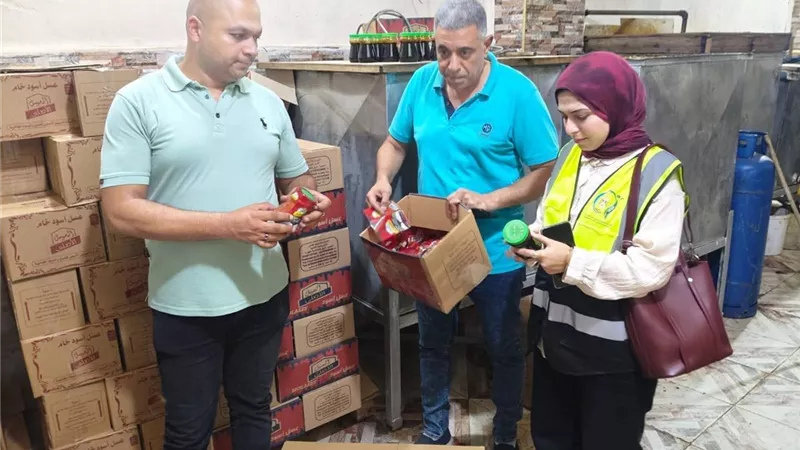 تموين الغربية يداهم مصنعًا غير مرخص وبضبط 5.6طن عسل أسود مجهول المصدر 