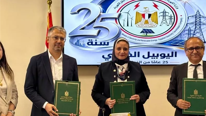 الكهرباء توقع عقدًا لتنفيذ خط نقل كهرباء بجهد 500 كيلوفولت لتفريغ قدرات مشروعات طاقة الرياح بخليج السويس