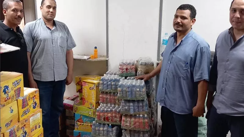 تموين سوهاج يضبط 2112 علبة لوليتا و27 شيكارة بودرة سيراميك مغشوشة بحملة رقابية