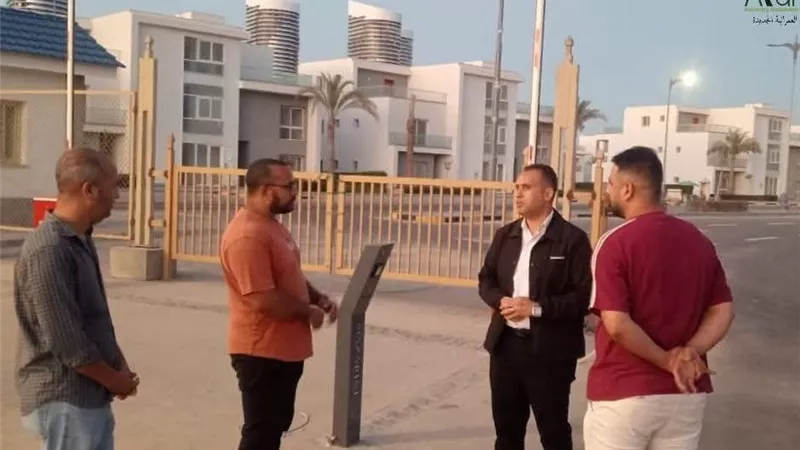 رئيس جهاز العلمين الجديدة يتفقد تنفيذ البوابات الإلكترونية بكمبوند مزارين