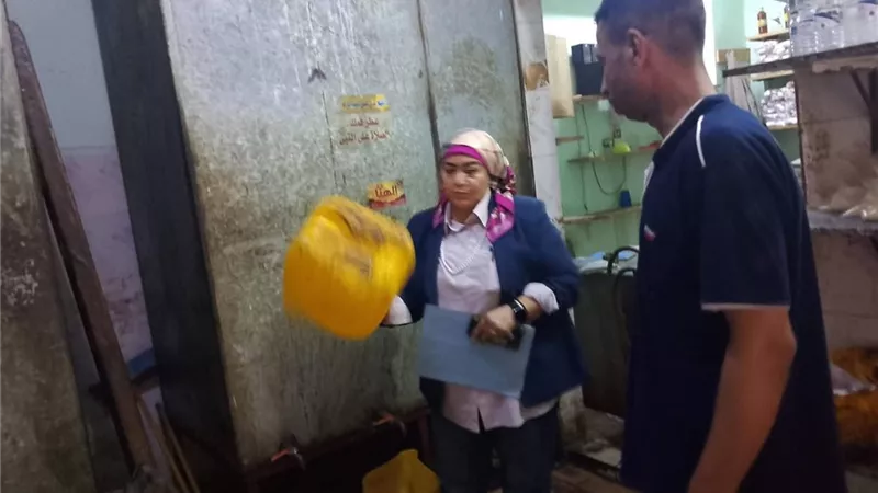 ضبط 4 أطنان زيت طعام مجهول المصدر داخل محل غير مرخص بالقليوبية