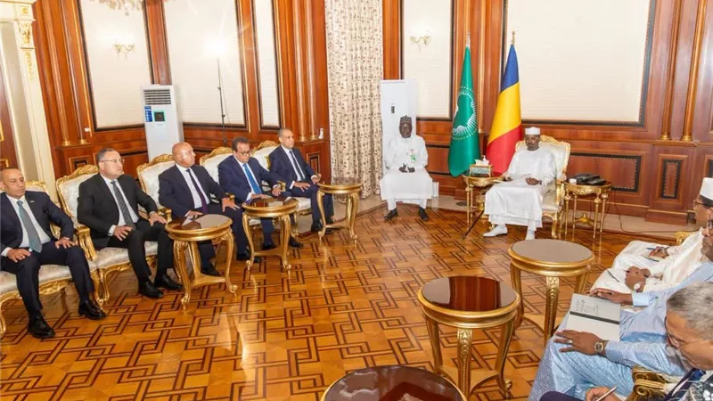 وزير الخارجية يسلم رسالة خطية من رئيس الجمهورية إلى الرئيس التشادي
