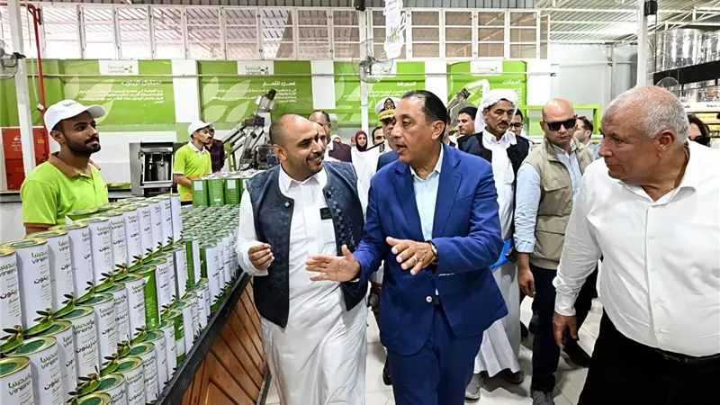 رئيس الوزراء يتفقد معصرة «فيرجينيا» بمطروح لدعم الصناعات المحلية وفتح أسواق جديدة
