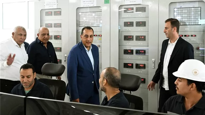 رئيس الوزراء يتفقد محطة كهرباء شرق مطروح ويطمئن على جاهزية الشبكة