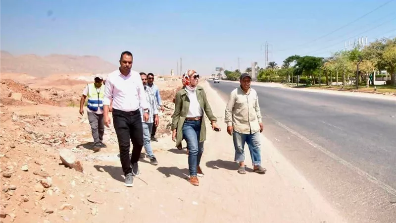 رئيس جهاز السويس الجديدة تتابع صيانة خط المياه المغذي للقرى السياحية