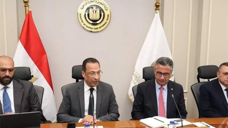 وزيرا التموين والاتصالات يبحثان تطوير كارت الخدمات الحكومية وتعزيز التكامل الرقمي