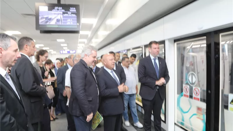 وزير النقل المجري يستقل مونوريل شرق النيل حتى محطة مسجد الفتاح العليم